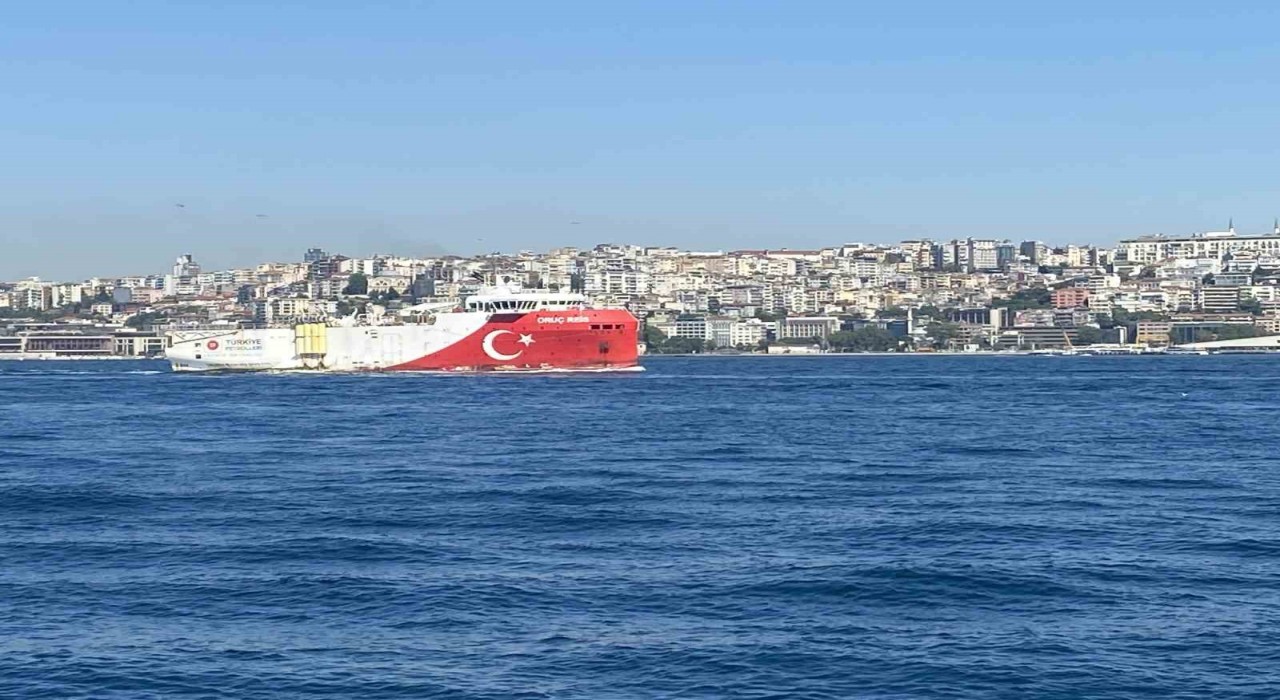 Oruç Reis Gemisi İstanbul Boğazından geçti
