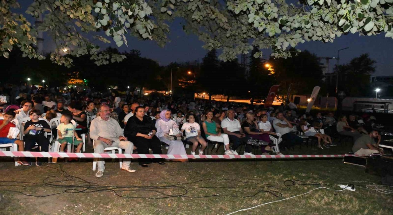 Osmangazide çocuklar açık hava sinemasında buluştu