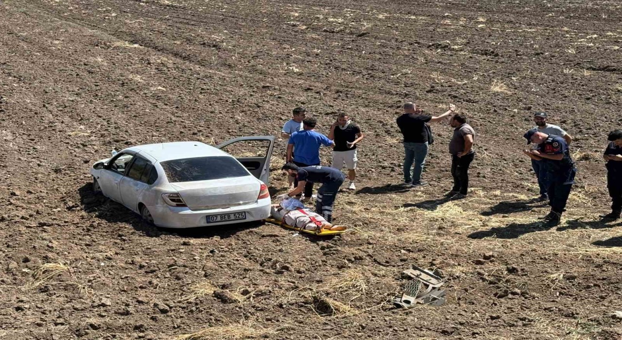 Osmaniyede direksiyon hakimiyetini kaybeden sürücü tarlaya uçtu