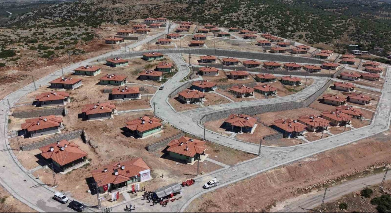 Osmaniyede villa tipi köy evleri depremzedelerin yüzünü güldürdü