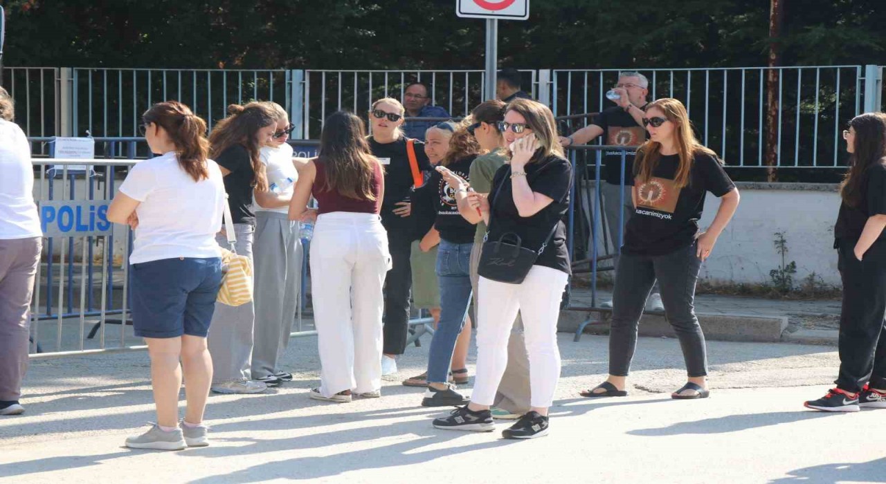 Otel faciasından eşi ve çocuğuyla birlikte kurtulan anne: Hayatta olduğumuz için şükredemez haldeyiz