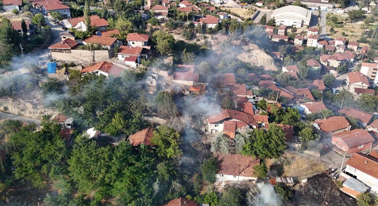 Otluk alanda çıkan yangında 4 ev zarar gördü