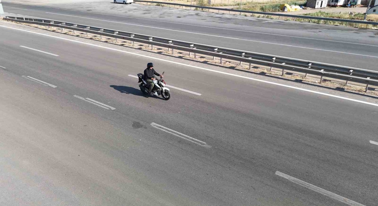 Otobüs fiyatları fazla geldi, motoruyla günlük 270 kilometre yol yapıyor