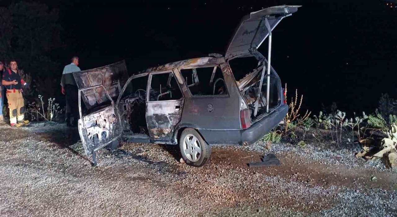 Otomobil alev alev yandı