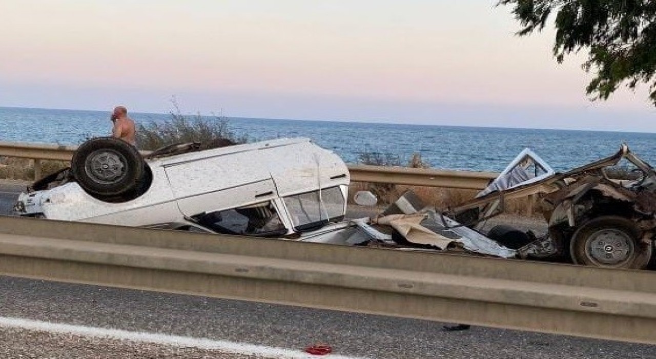Otomobil bariyerlere çarptı: 1 ölü, 1 yaralı