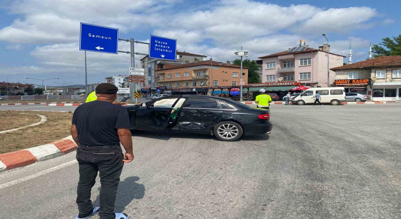 Otomobil ile kamyonet çarpıştı