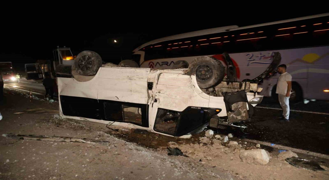 Otomobil ile minibüs kafa kafaya çarpıştı: 2si ağır 5 yaralı