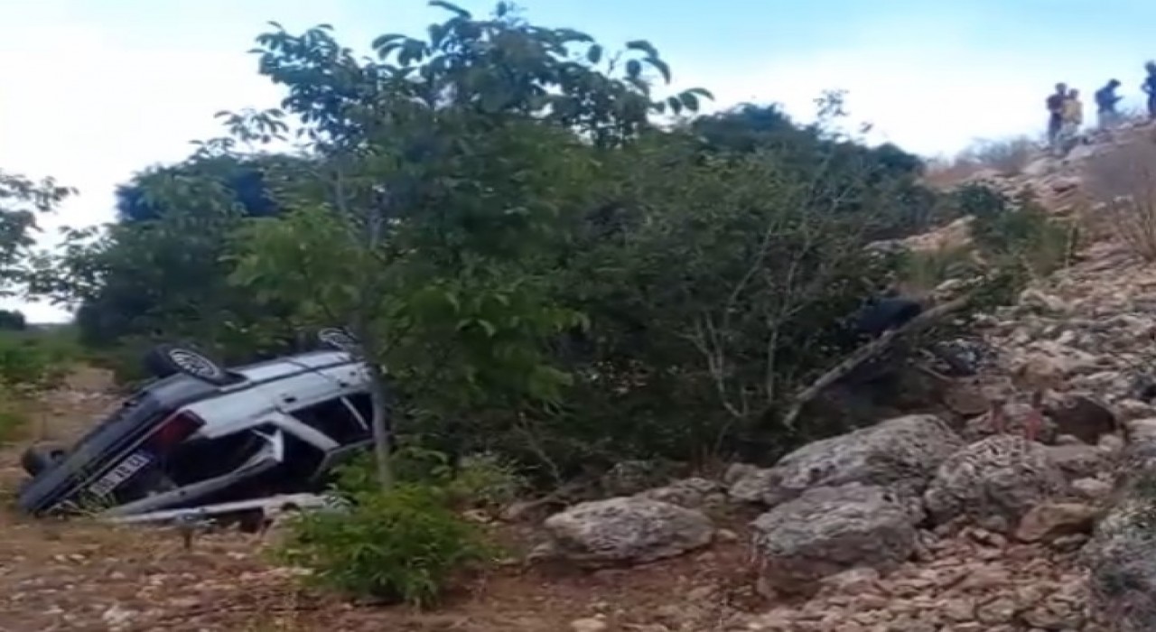 Otomobil şarampole yuvarlandı: 3 yaralı