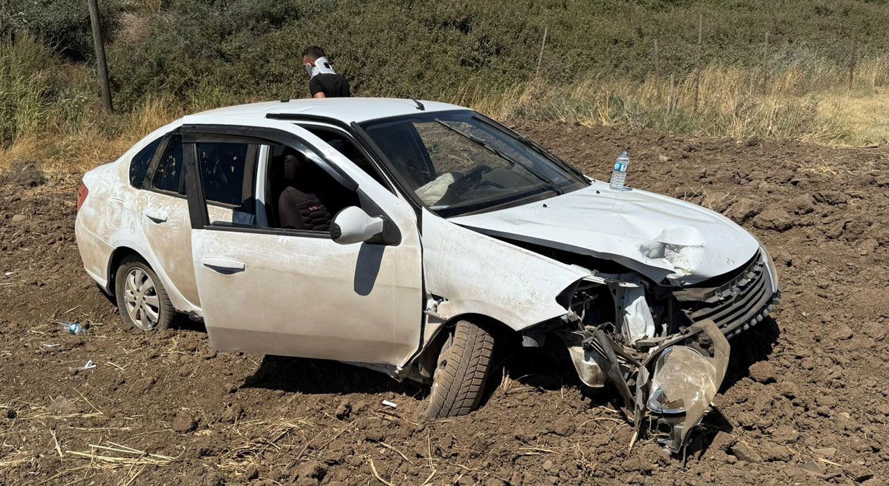 Otomobil Tarlaya Uçtu, 3 Kişi Yaralandı