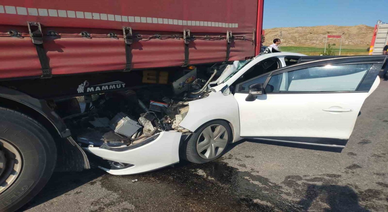 Otomobil tıra çarptı: 2si çocuk 6 yaralı