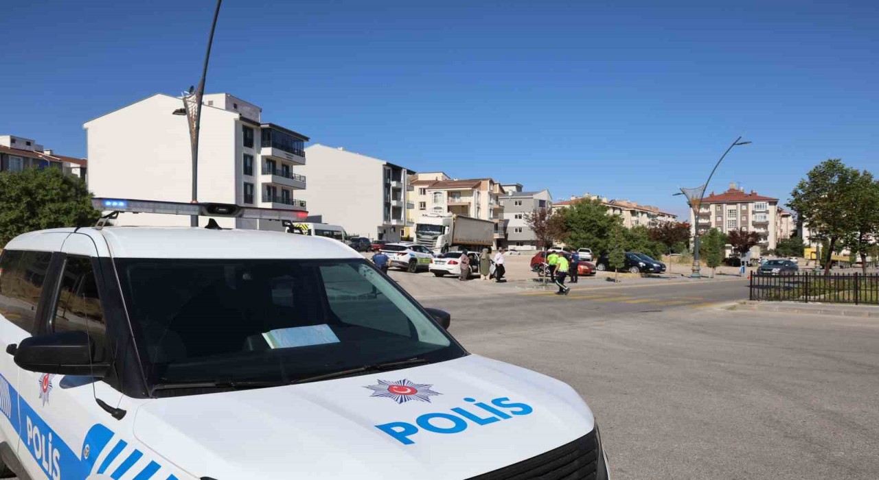 Otomobil yayaya çarptı: 1 yaralı