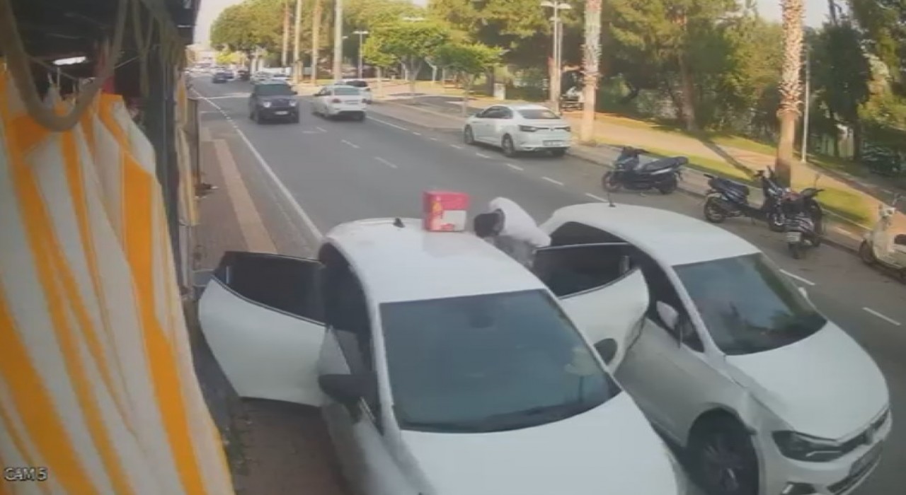 Otomobilden malzeme indiren market çalışanına araba çarptı