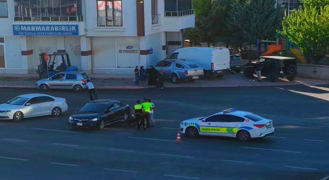 Otomobile çarpan motosikletin sürücüsü yaralandı