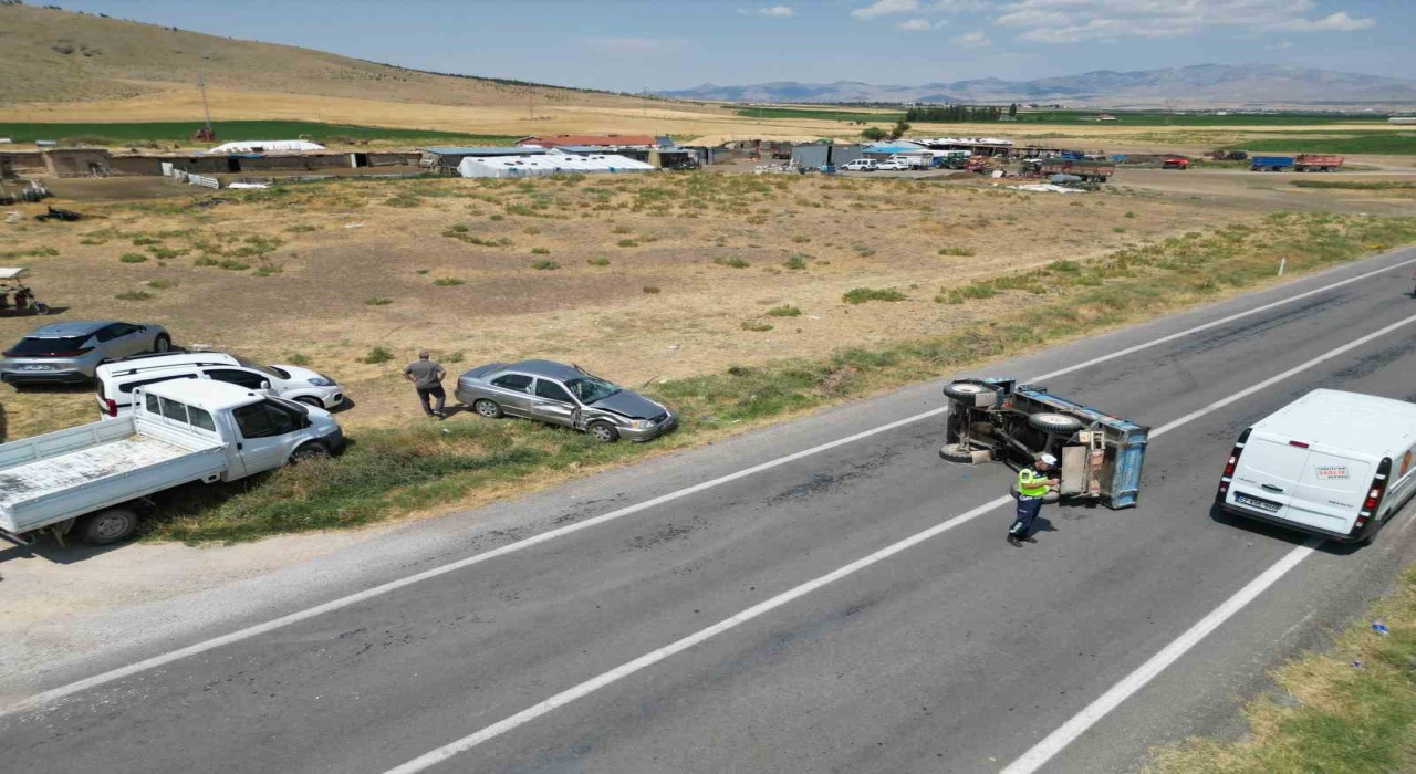 Otomobilin çarptığı patpat yol ortasına devrildi, 1 kişi yaralandı