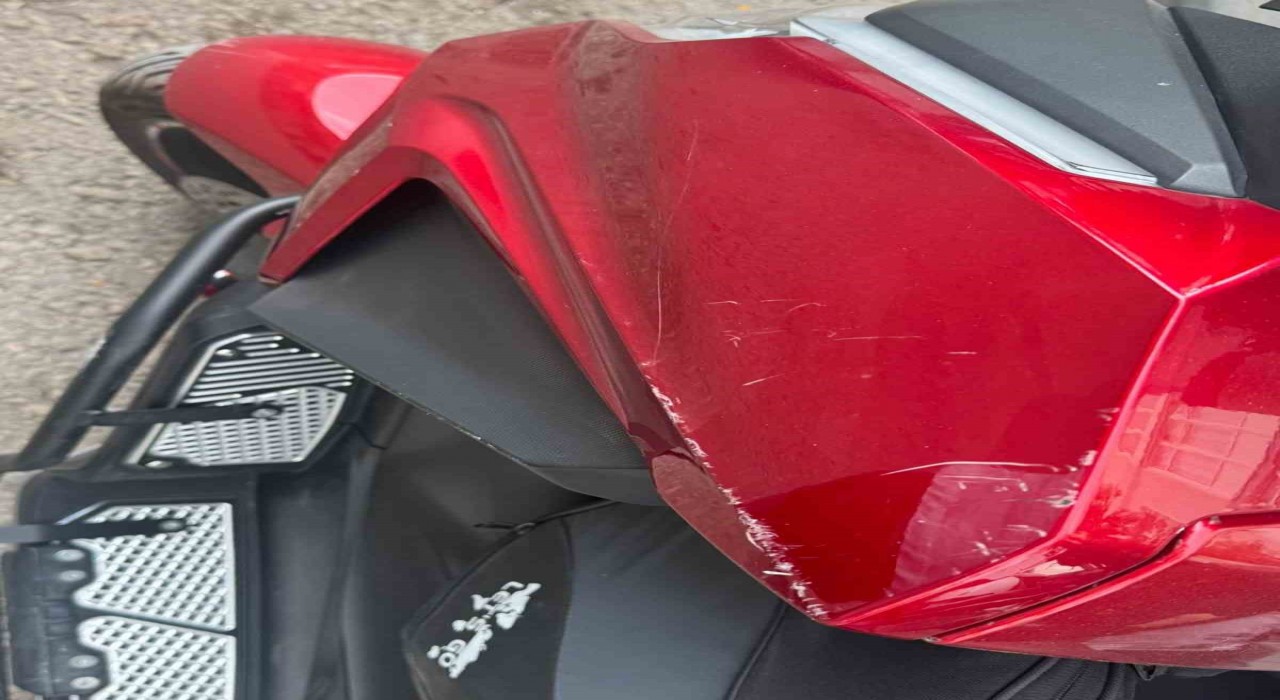 Otomobilin park halindeki motosiklete çarptığı kaza kamerada