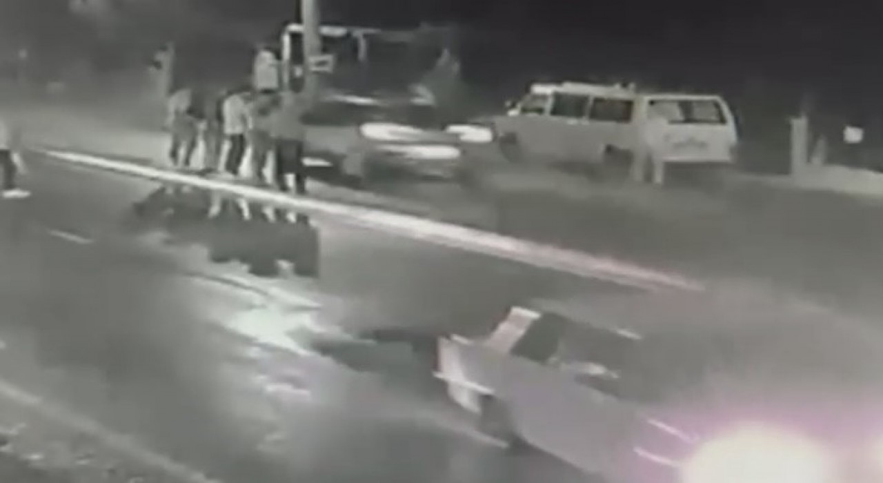 Otomobilin yayaya çarptığı kaza güvenlik kamerasına yansıdı