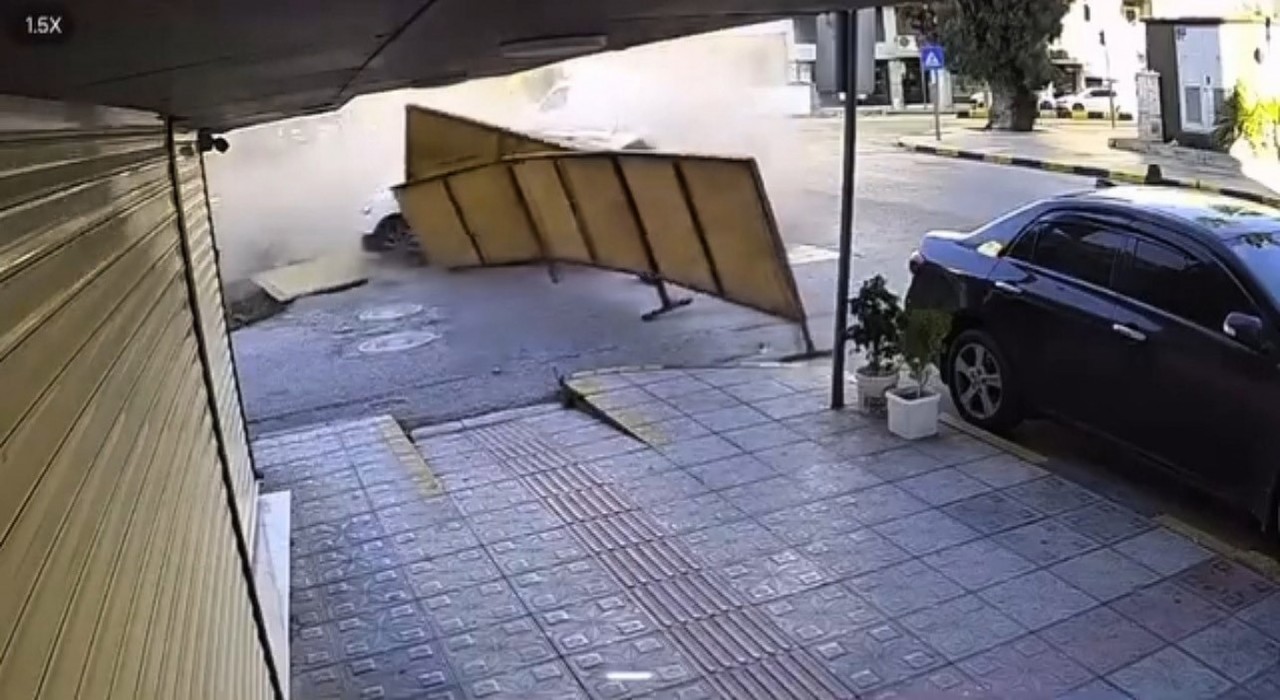 Otomobille çarpışan cip önüne ne geldiyse yıktı