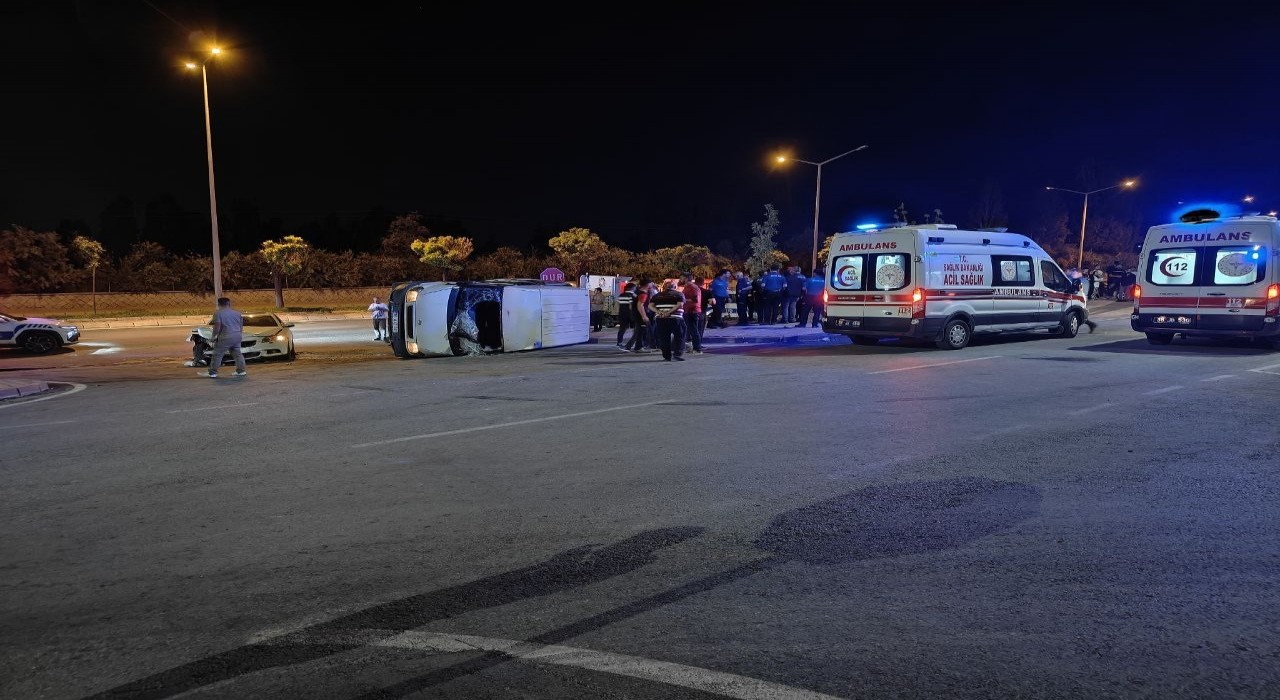 Otomobille çarpışan minibüs yan yattı: 9 yaralı