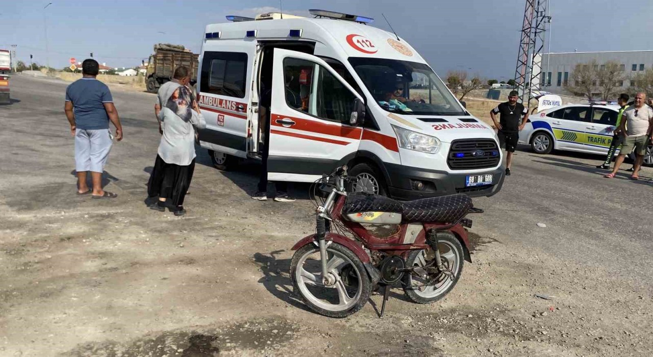 Otomobille çarpışan motosiklet sürücüsü yaralandı