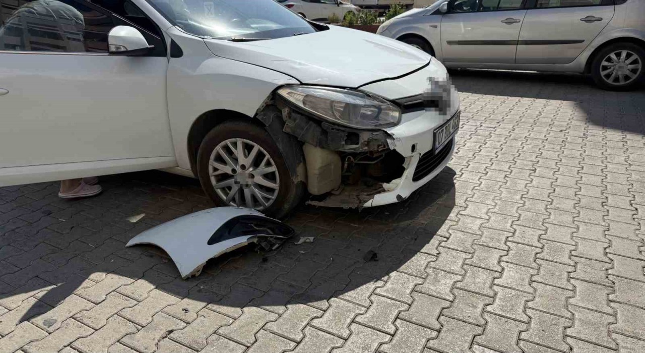 Otomobille motosiklet çarpıştı: 1 yaralı