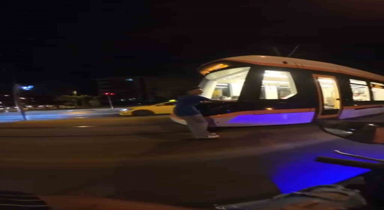 Seyir halindeki tramvaya asılarak paten kaydı, uyarıya Zevkli oluyor cevap verdi