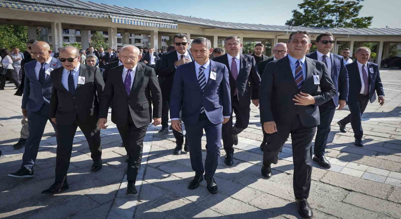 Özgür Özel ile Kılıçdaroğlu, Milletvekili Namık Tanın annesinin cenazesine katıldı