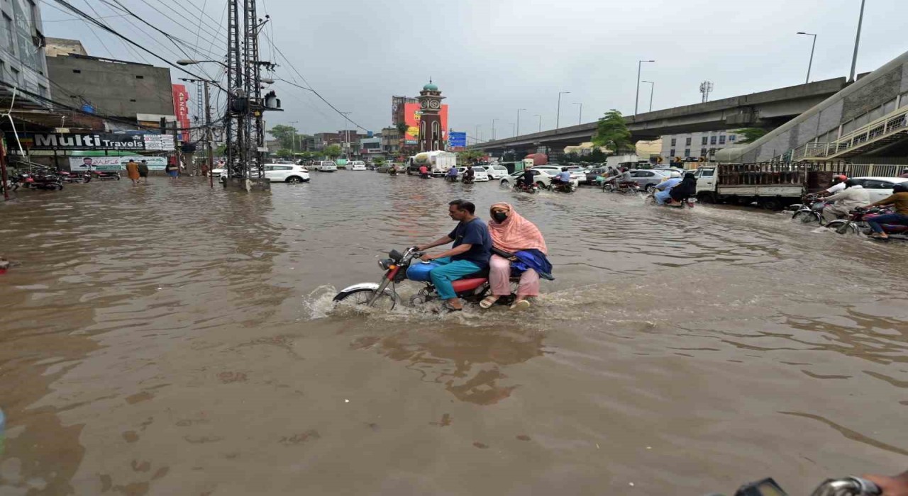 Pakistandaki muson yağmurlarında can kaybı 98e yükseldi