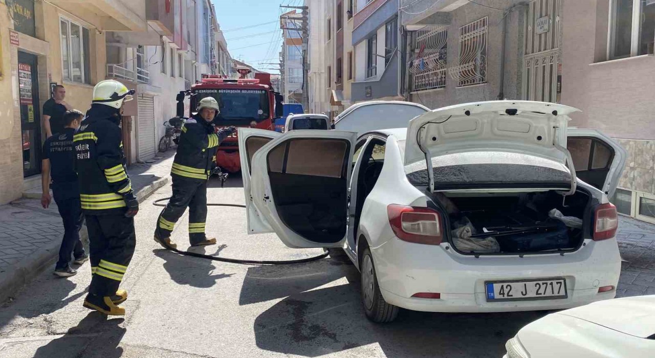 Park halindeki otomobildeki yangın büyümeden söndürüldü