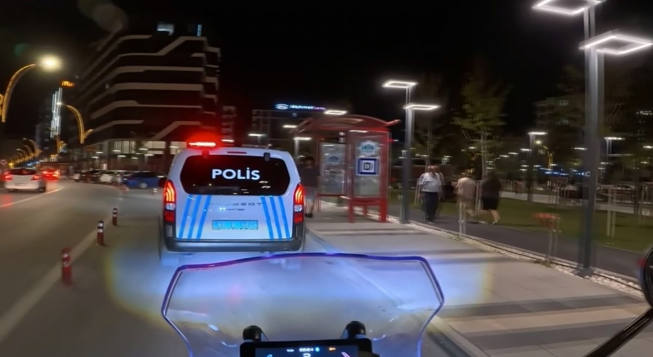 Park ve bahçeler dolup taşıyor, polis tüm şahısları sorgudan geçiriyor