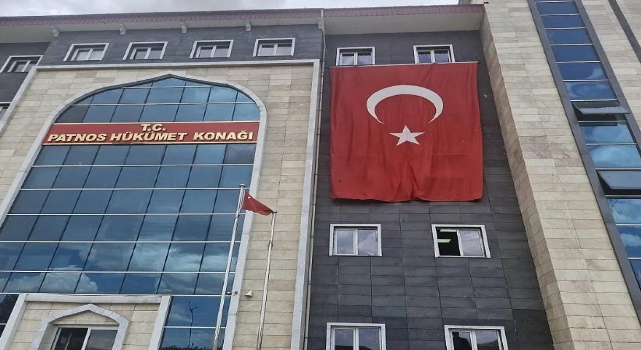 Patnosta sokaklar al bayrakla donatıldı