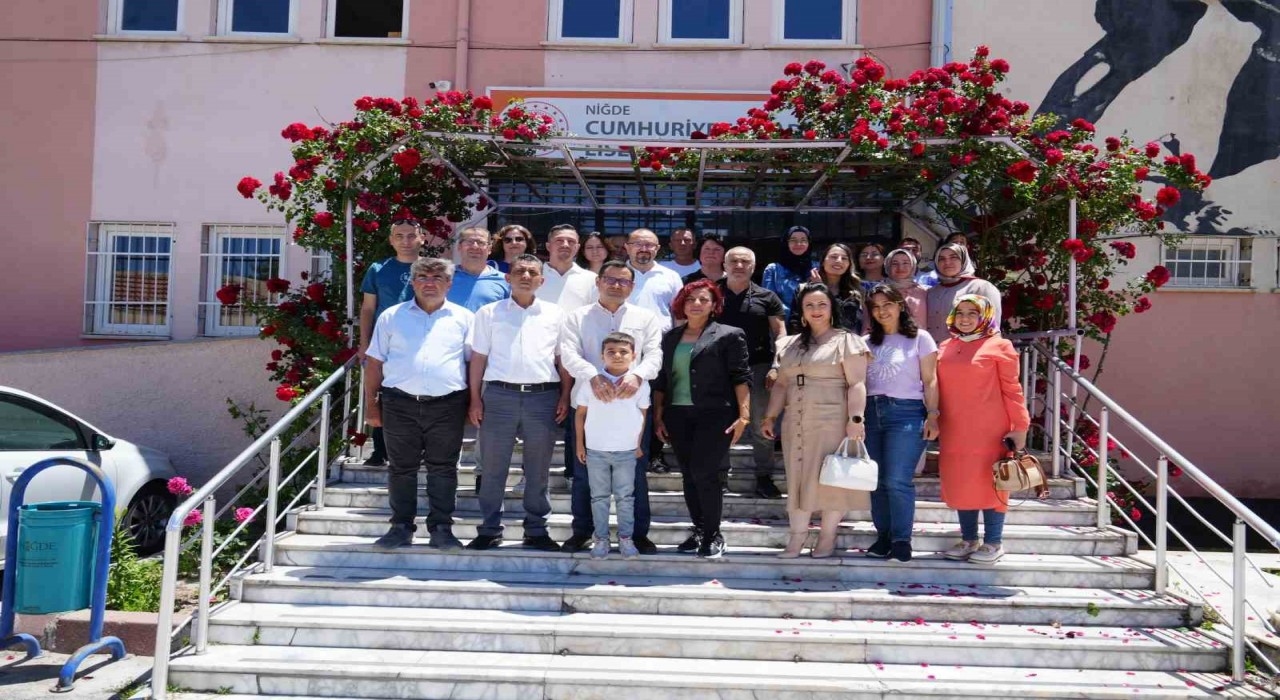 Pembe öğretmen o duygusal anları paylaştı: Çok gururlandım