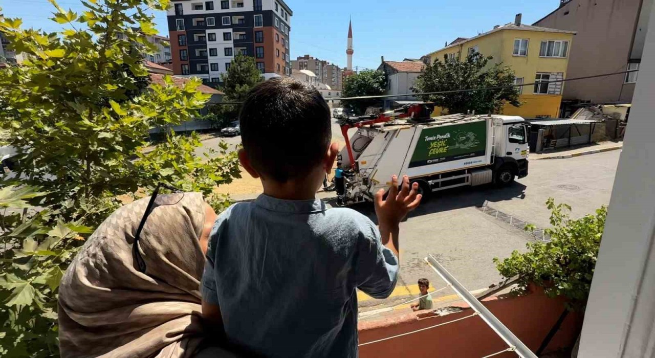 Pendikte 3 yaşındaki Baran ile temizlik görevlileri arasındaki dostluk yürekleri ısıttı