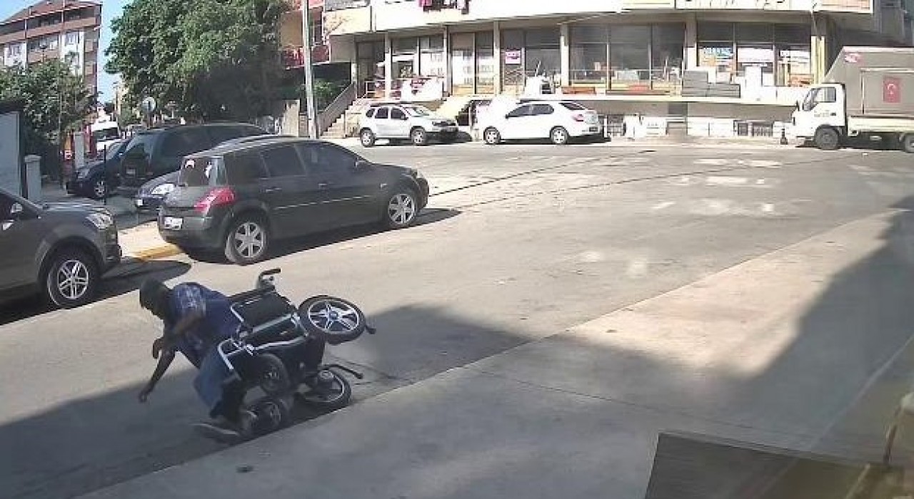 Pendikte akülü arabadan düşen engelli vatandaşın yardımına esnaf koştu