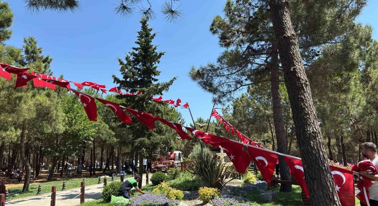Pendikte ay yıldızlı birlik mesajı: Caddeler bayraklarla donatıldı