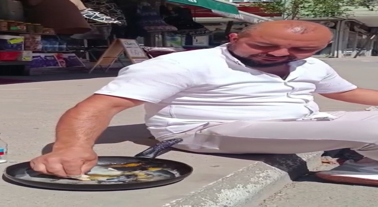 Pendikte sıcaklık 40 dereceyi gördü, esnaf asfalt üstünde yumurta pişirip afiyetle yedi