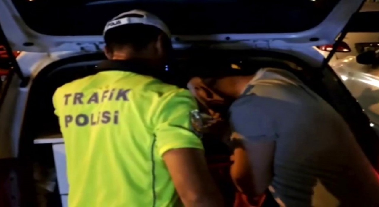 Pendikte yolu kapatıp dans eden şahıslara para cezası