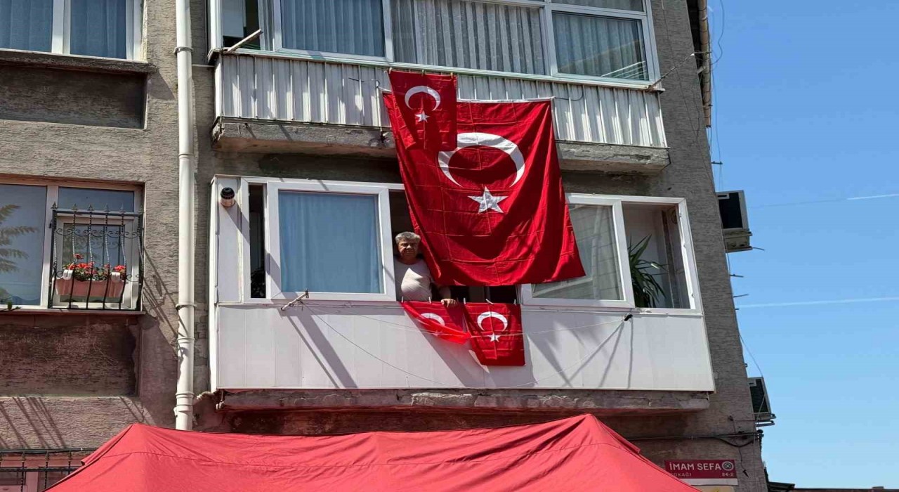 Piyade Sözleşmeli Er Ahmet Gültekinin evi Türk bayraklarıyla donatıldı