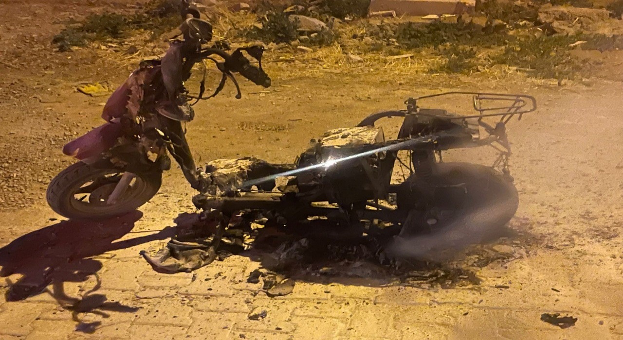 Plakasız motosiklet yanarak kullanılamaz hale geldi