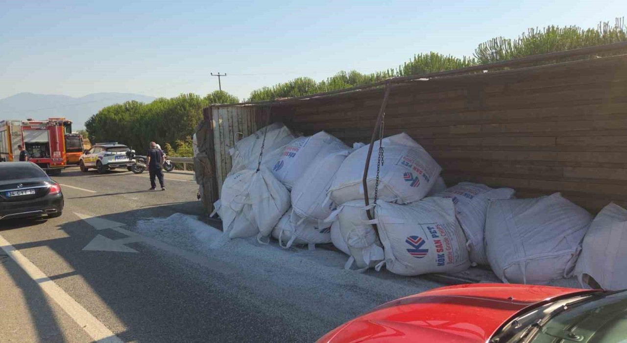 Plastik hammadde yüklü kamyon devrildi