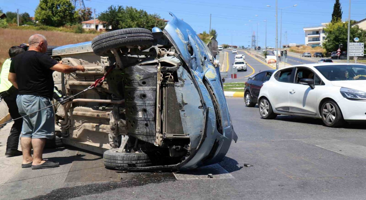 Polis kontrol noktası karşısında otomobil devrildi: 1 yaralı