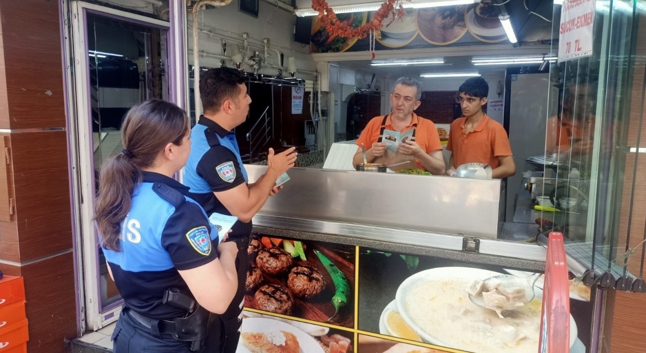 Polisler esnafları bilgilendirdi