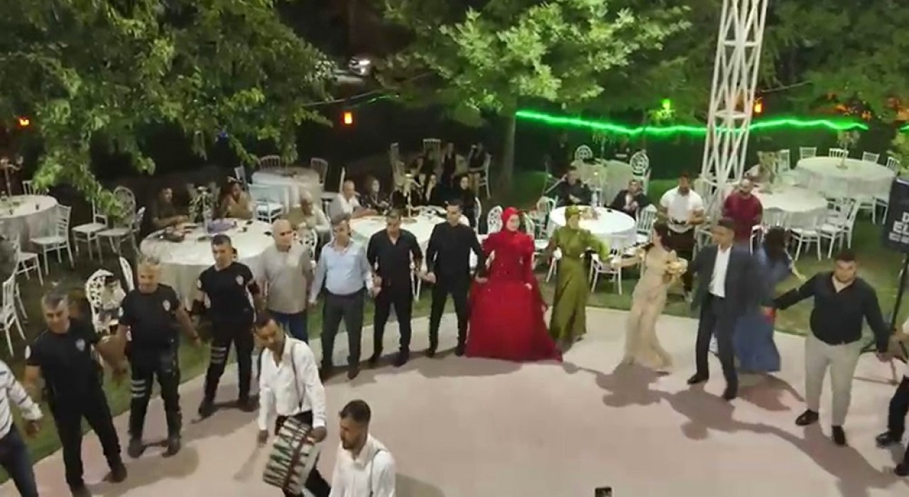 Polisler, küçük yaştayken babası vefat eden polis kızının kına gecesinde halay çekti