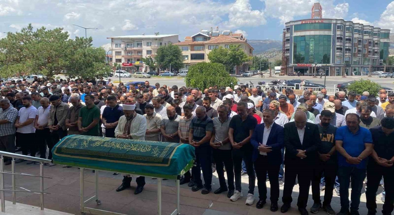 Pülümür Çayında hayatını kaybeden genç Erzincanda son yolculuğuna uğurlandı