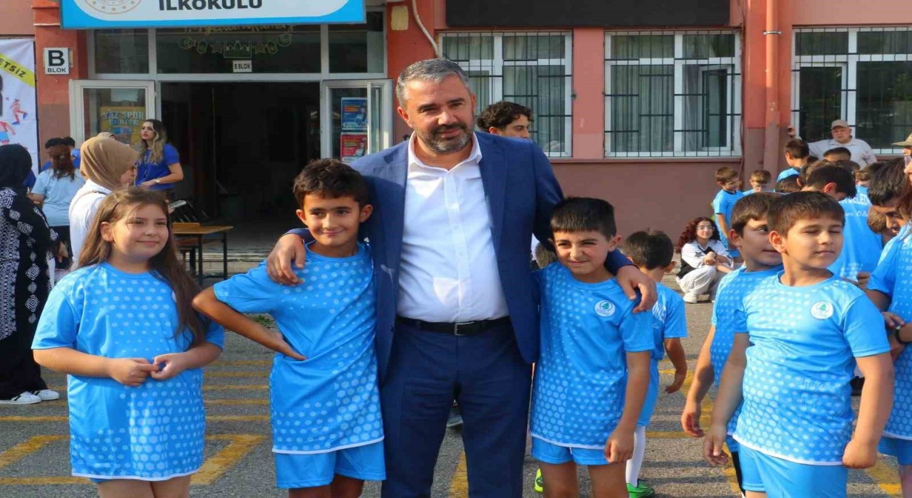 Pursaklar Belediyesinden yaz spor okullarına forma desteği