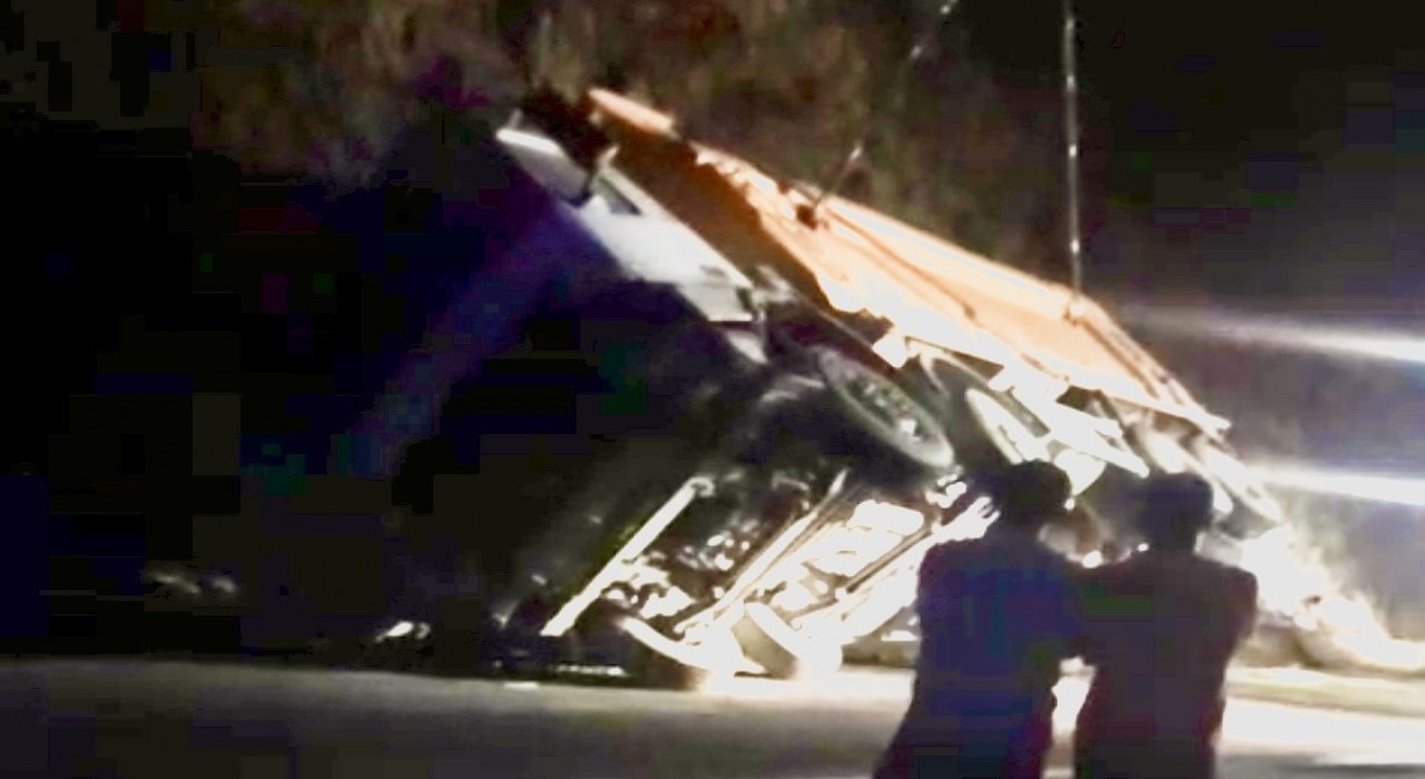 Pütürgede yol çalışması yapan araç devrildi: 1 yaralı