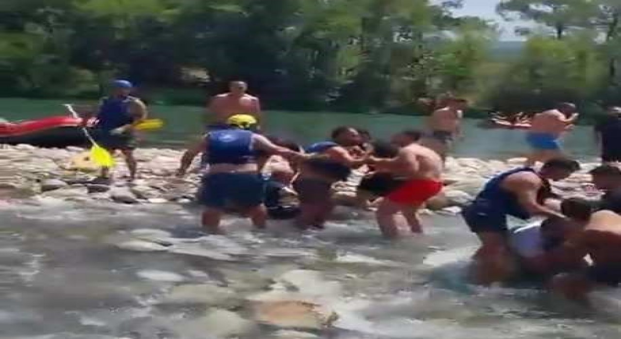 Rafting merkezinde can yeleği giyme tartışması kürekli kavgaya dönüştü