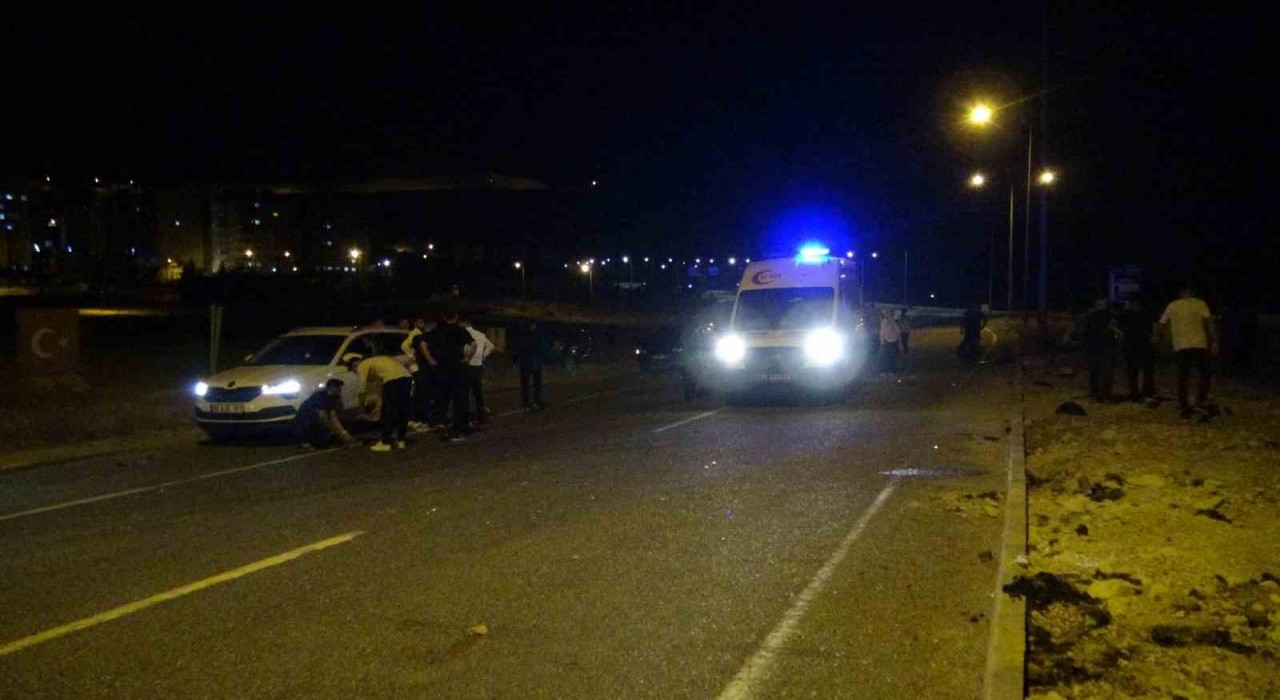 Refüjdeki direğe çarpıp bacağı kopan motosiklet sürücüsü öldü