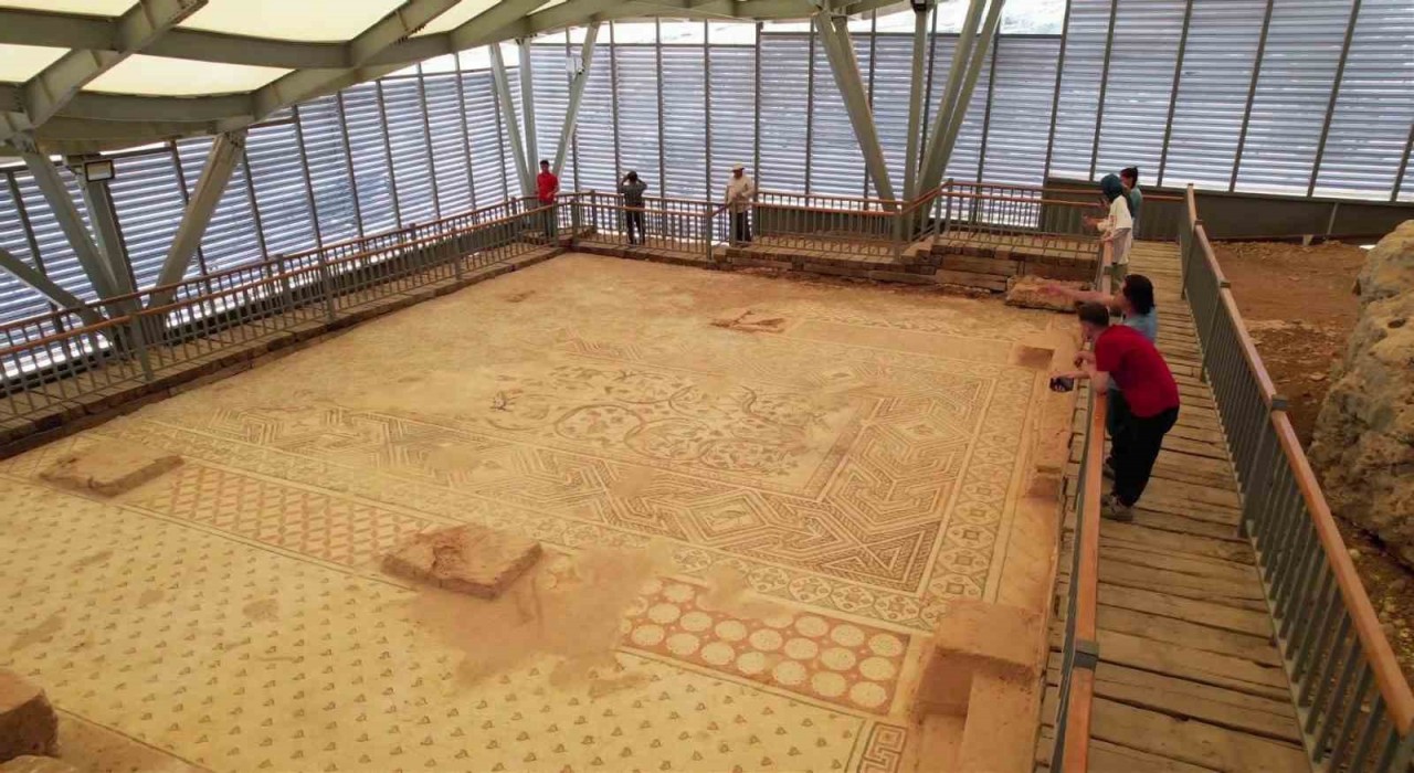 Restore edilen Cennet Bahçesi mozaiği ziyarete açıldı