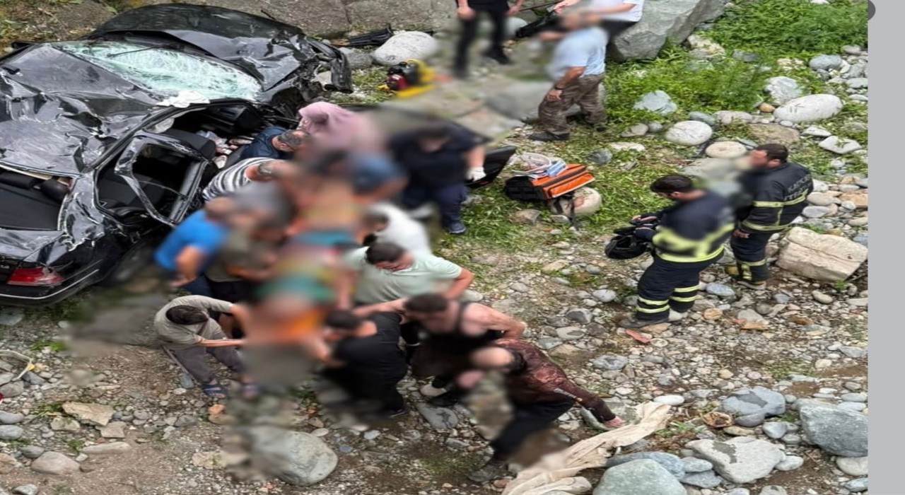 Rizede iki araç çarpıştı: 1 ölü, 8 yaralı