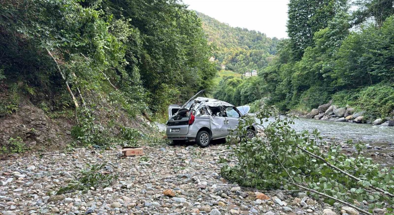 Rizede kontrolden çıkan hafif ticari araç dereye uçtu
